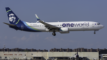 An Alaska Airlines Boeing 737-900 in oneworld livery.