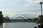 Thumbnail for File:Newcastle upon Tyne, UK. Tyne-Brücken, im Vordergrund die Millennium-Bridge. Aufnahme von der Marina am nördlichen Tyne-Ufer aus.jpg