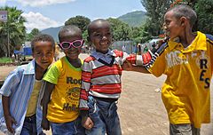 Jómódú családból származó oromo törzsi gyerekek