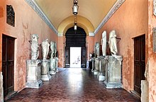 Le statue romane acefale nell'atrio del Palazzo Comunale.