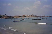 Licensed and Commercial fishing vessels off the coast of Accra. Overzicht baai met boten in de zee - Accra - 20375372 - RCE.jpg