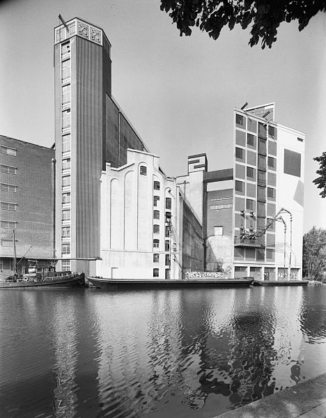 File:Overzicht vanuit het oosten, van links naar rechts- silogebouwen uit 1955,1904 en 1960 - Leiden - 20342072 - RCE.jpg