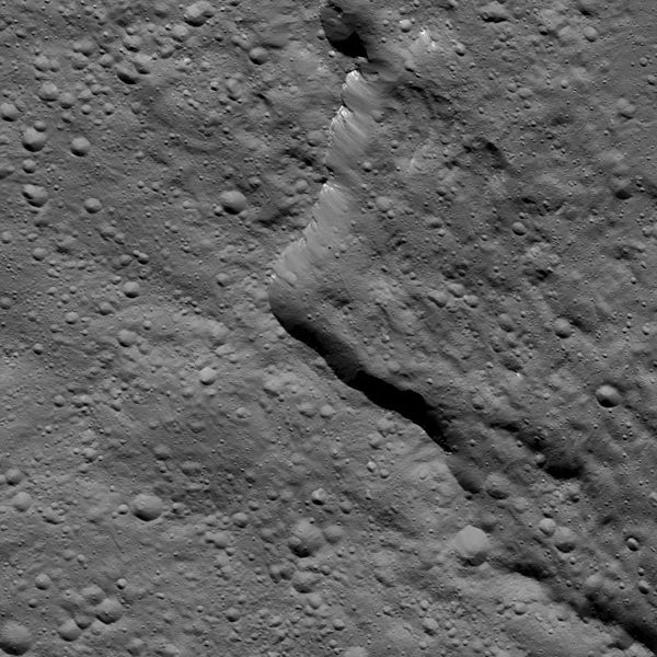 File:PIA20923-Ceres-DwarfPlanet-Dawn-4thMapOrbit-LAMO-image161-20160529.jpg