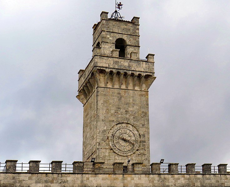 File:Palazzo comunale Montepulciano 13.jpg