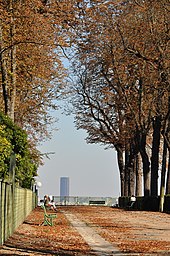 View with the Montparnasse Tower Parc de Saint-Cloud avec vue sur la Tour Montparnasse.jpg