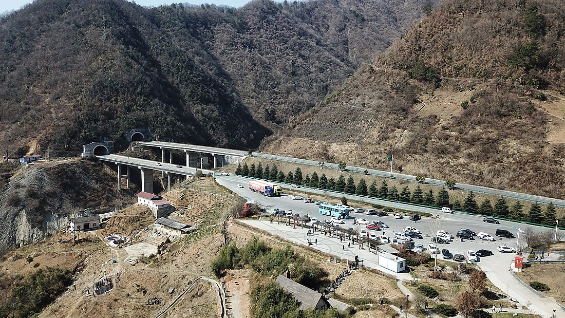 File:Parking area at Heihu Ya scenic viewpoint G5.jpg