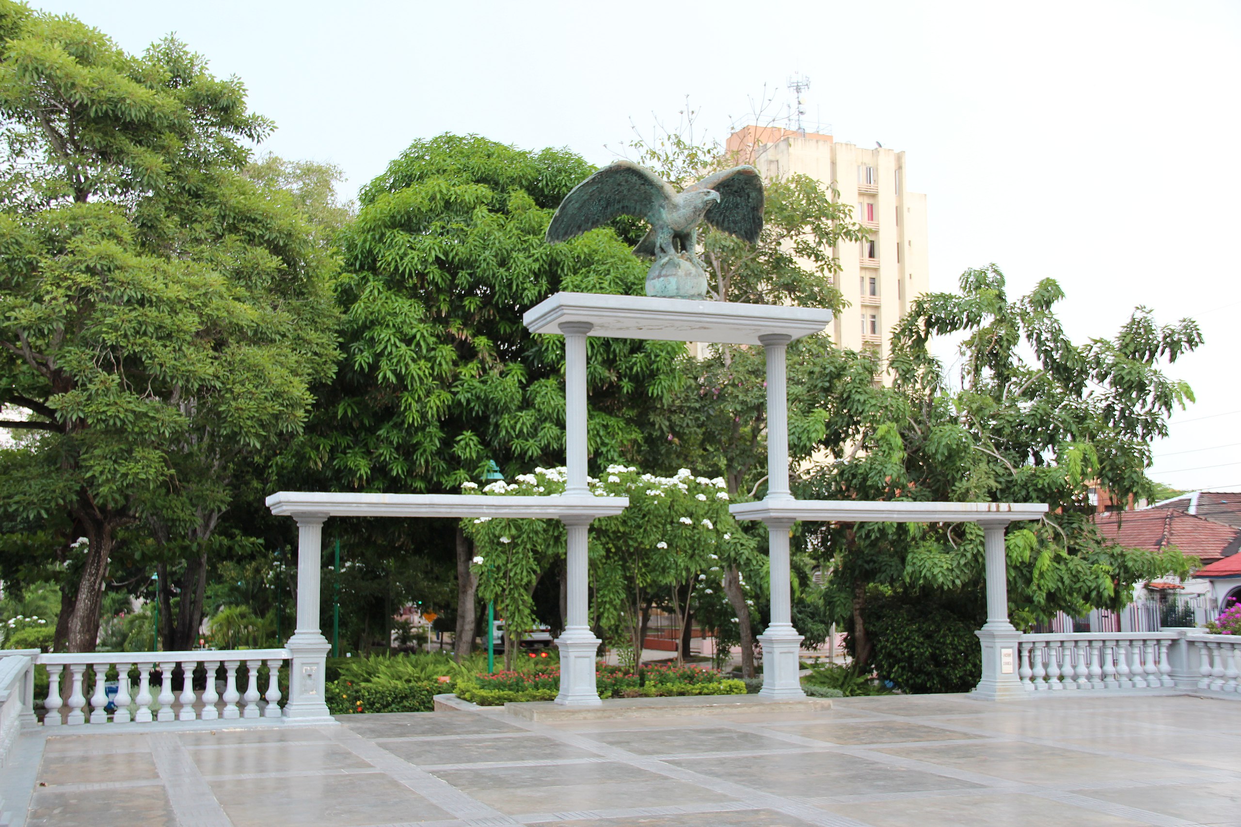 File:Parque Los Fundadores - Bulevar Carrera 54 - Monumento fundadores   - Wikimedia Commons