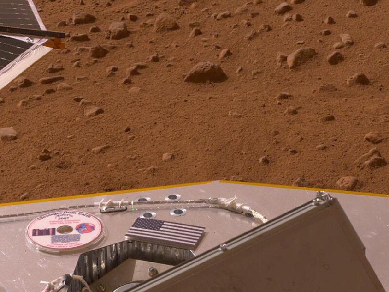 File:Phoenix and the American Flag on Mars.jpg