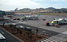 Перрон пассажирского терминала аэропорта Лос-Родеос, Канарские острова, Испания в 2003