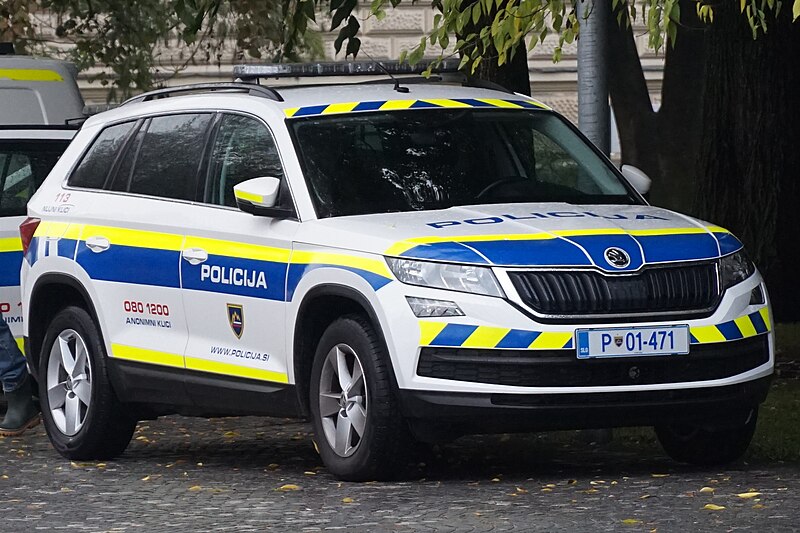 File:Policijski avtomobil Škoda Kodiaq.jpg