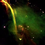 Cappuccio di emissione giallo-verde prodotto dal getto rosso di una stella in una nebulosa verde intenso