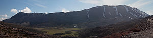 English: View of Psiloritis mountain and the Nida Plateau, Crete Polski: Widok na Psiloritis i paskowyż Nida, Kreta Ελληνικά: Άποψη από τον Ψηλορείτης (Ίδη) και οροπέδιο Ίδη, Κρήτη