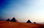Pyramiderna i Giza, Cheops längst till vänster