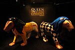 Lvi v kostýmech Queenů