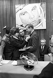 Armstrong e Valentina Tereškova, la prima donna nello spazio, in Unione Sovietica nel 1970