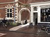 Poort naast het Stadhuis, toegang gevend tot het Prinsenhof