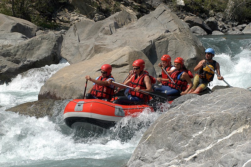 File:Rafting sur l'Ubaye On the rocks.jpg