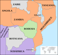 Cambio en la situación geopolítica del régimen racista de Rodesia. Los países aliados están en color púrpura y los detractores, en color naranja. La independencia de Angola, y especialmente de la vecina Mozambique, significó un devastador golpe para el Gobierno de Ian Smith.