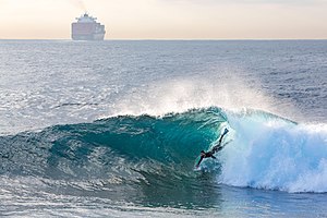 rikki gilbey bodysurfing cape solander with a handplane and sbodysurifng finsfins