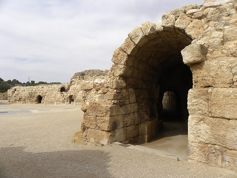 File:Roman Amphitheater at Beth Guvrin (7466145714).jpg