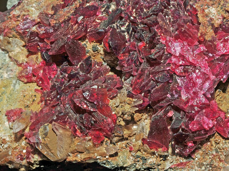 File:Rosélite et calcite (Maroc) 1.jpg