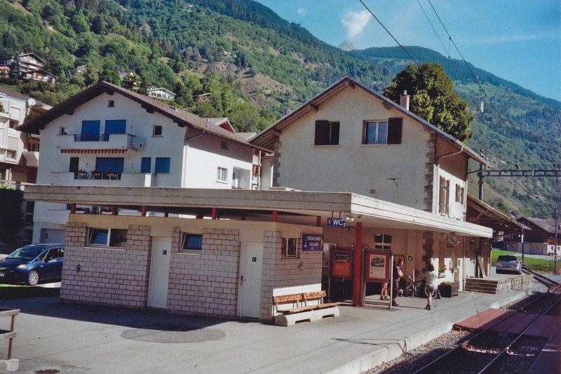 File:SBB Historic - F 122 00685 004 - Moerel MGB Stationsgebaeude Bahnseite.jpg