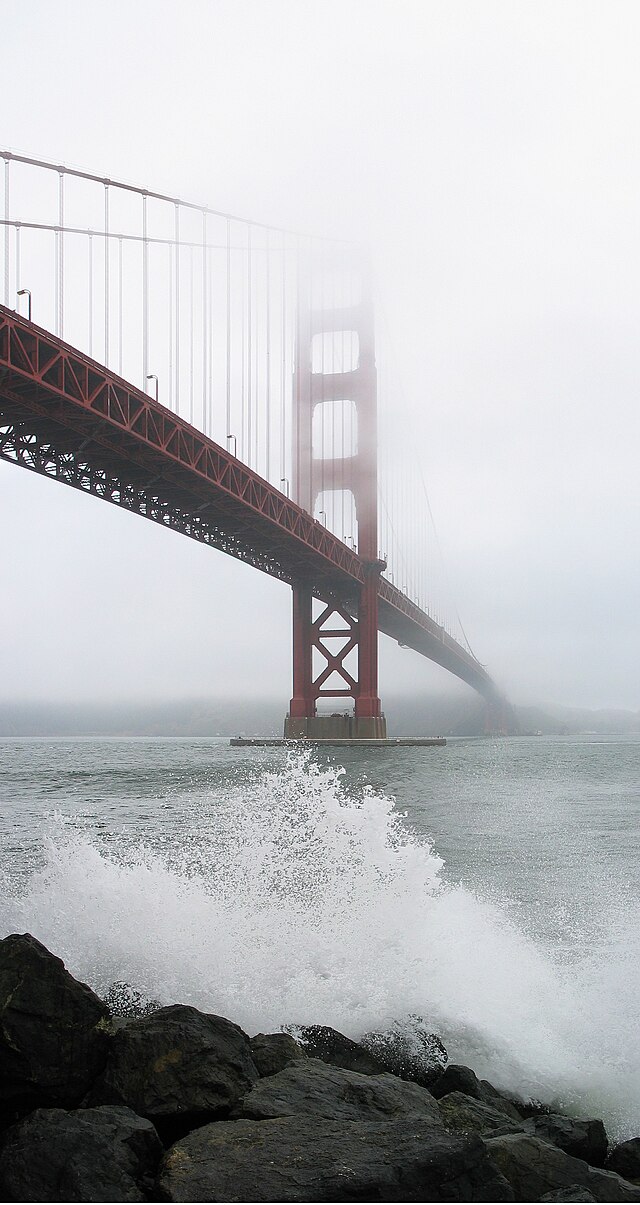 Мост «Золотые Ворота», вид с Форта Пойнт[англ.] в туманный день