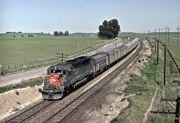 Southern Pacific SDP45 leads City of San Francisco west at SN overpass 38°17′24″N 121°57′35″W / 38.29°N 121.9597°W / 38.29; -121.9597, Cannon CA, in A