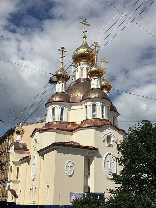 Храм ксении петербургской в санкт петербурге. Храм Ксении блаженной на Лахтинской 17. Храм Ксении Петербургской в Санкт-Петербурге на Лахтинской. Храм Святой блаженной Ксении Петербургской на ул Лахтинской. Лахтинская 17 Церковь Ксении блаженной.