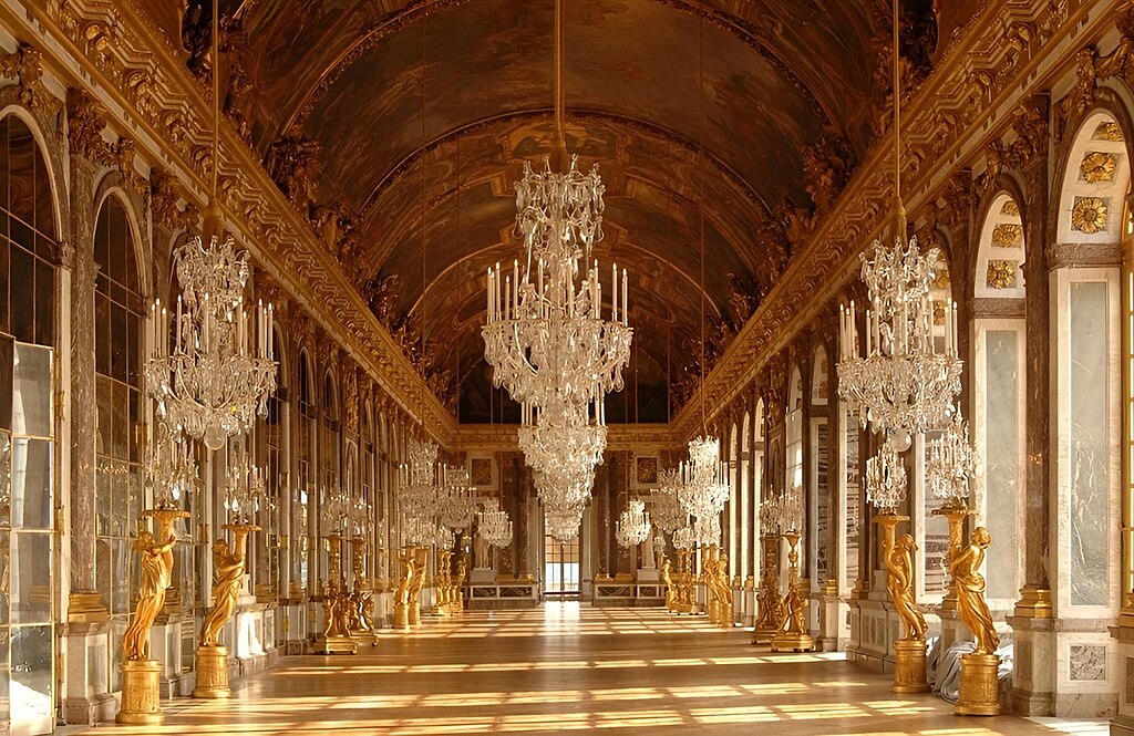 Blick südwestwärts in die Spiegelgalerie im Schloss Versailles. Rechts die Fenster zum Schlosspark; links Spiegelflächen (UNESCO-Weltkulturerbe in Frankreich), Sala degli specchi Versailles