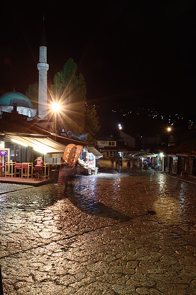 File:Sarajevo, Baščaršija večer II.jpg