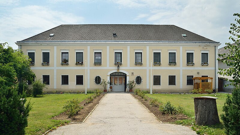 File:Schloss Hochwolkersdorf.jpg