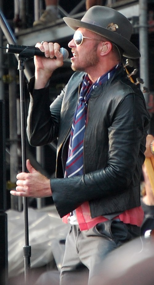 Weiland onstage with Stone Temple Pilots, 2008