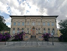 La scuola primaria Don Milani, situata di fronte alla chiesa di Santa Maria e San Pietro apostolo