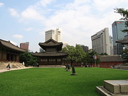 Old and new buildings in the downtown of Seoul