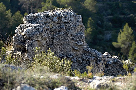 Restes del castell de Serrella.