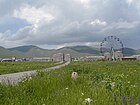 Vista della città sullo sfondo delle catene montuose