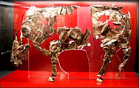 Fragmentos de un toro votivo cubierto de plata