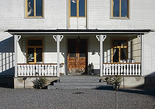 Huvudentré och veranda.