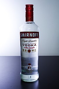 Une bouteille de vodka de marque Smirnoff.