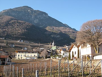 Ansicht von Osten her aus dem Ort Söll, Ortsteil von Tramin