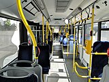 Wnętrze autobusu niskopodłogowego Solaris Urbino 18. Po prawej stronie miejsce dla wózków.