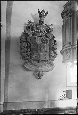 Герб в церкви Сольны, у места погребения