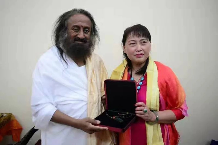 File:Sri Sri Ravi Shankar with Sattva Zhang.webp