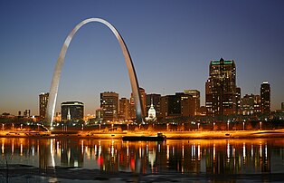 Vue au crépuscule du centre-ville de Saint Louis et de « l’arche du Gateway » construite au Jefferson National Expansion Memorial au bord du fleuve Mississippi, dans l’État du Missouri (États-Unis). (définition réelle 3 000 × 1 929)