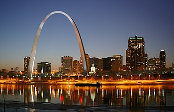 Gateway Arch-monumentet vid Mississippifloden i Saint Louis med parken Jefferson National Expansion. Alldeles till höger om Gateway Arch syns det gamla rådhuset, The Old Courthouse.