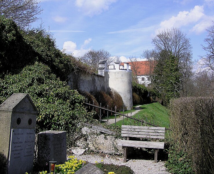 File:Starnberg, Mauer des Schlossgartens.jpg