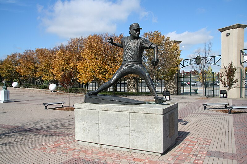 File:Statue of Phil Niekro at Turner Field (4054015529).jpg