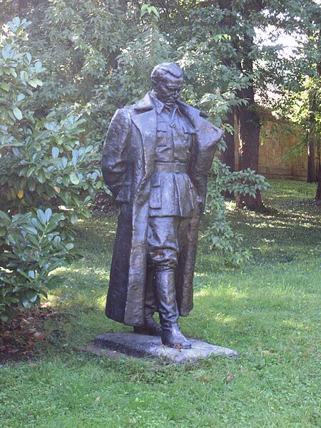 File:Statue of the marshal Tito.JPG