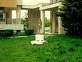 Statuie in incinta Spitalului Municipal (Str.Andrei Mureşanu) Statue inside the Municipal Hospital (Andrei Mureşanu Street)
